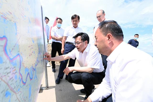 防汛常規物資中主要包含麻袋吸水膨脹袋,無紡布吸水膨脹袋,防汛沙袋,防汛噸袋,防汛編織袋,雨衣,雨靴,雨傘,彩條布,工兵鏟,十字鎬,八磅錘,應急救生包等。