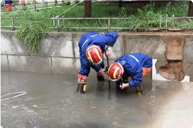 麒麟區遭暴雨突襲|部分道路積水嚴重，消防緊急排澇解憂