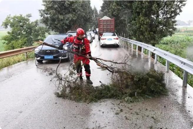 麒麟區遭暴雨突襲|部分道路積水嚴重，消防緊急排澇解憂