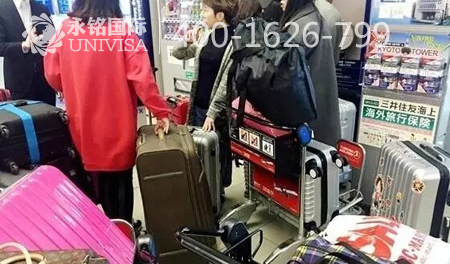 朋友回國的旅行箱，被海關大爺們無情地打開了……