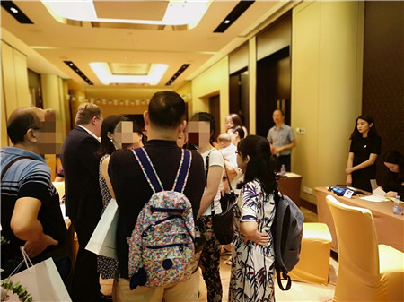 等待現場咨詢的高客