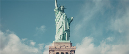 藍天下的自由女神像